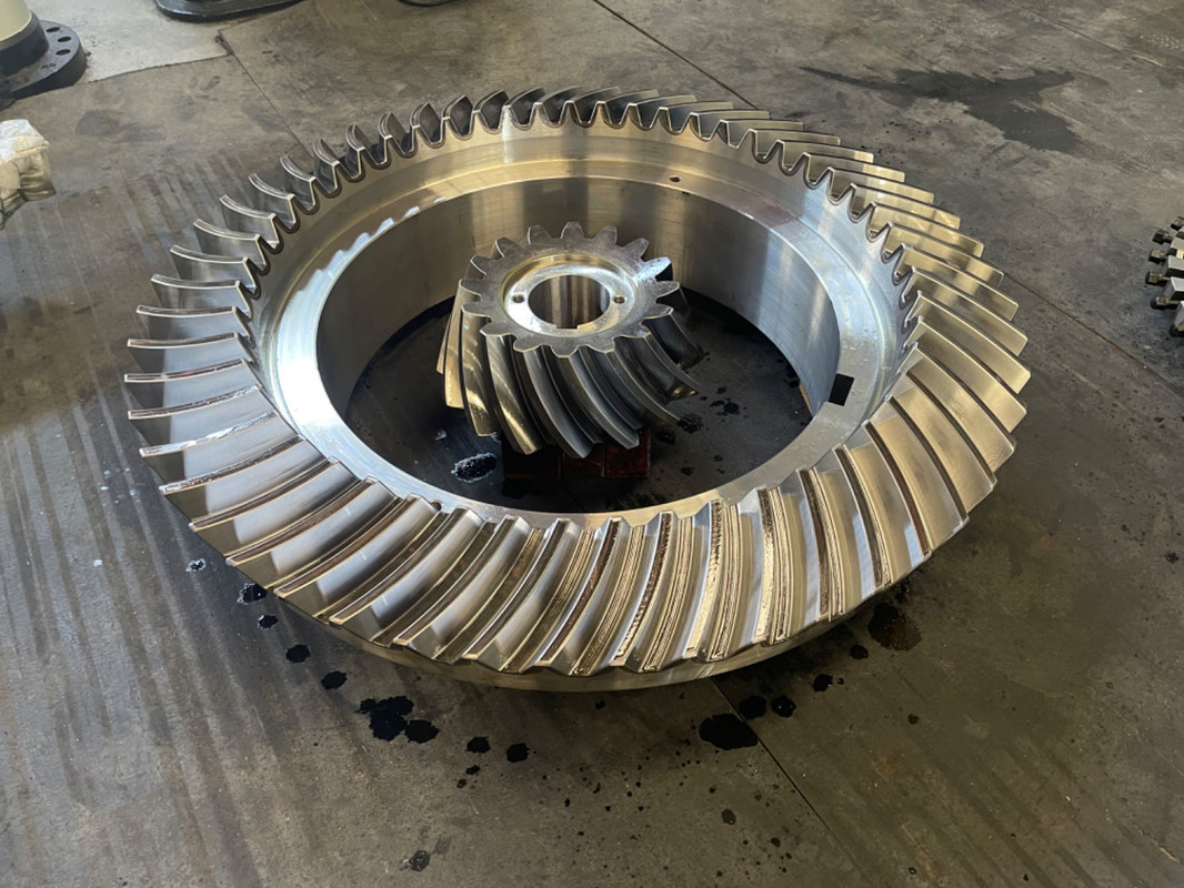 Roda Gigi Miring Spiral Tugas Berat yang Kuat dan Tahan Lama untuk Crusher Gyratory Seri 50-65