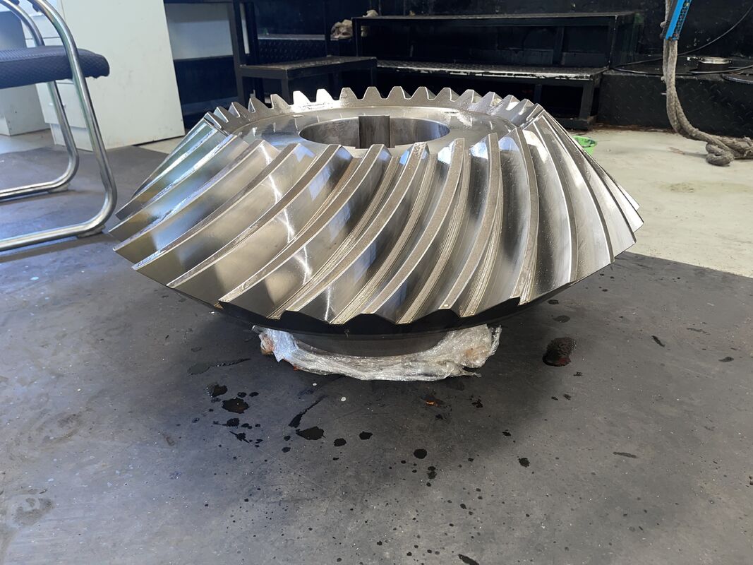 Roda Gigi Miring Spiral Diameter Besar Presisi Tinggi untuk Peredam Mesin Penghancur dengan Ketahanan Korosi