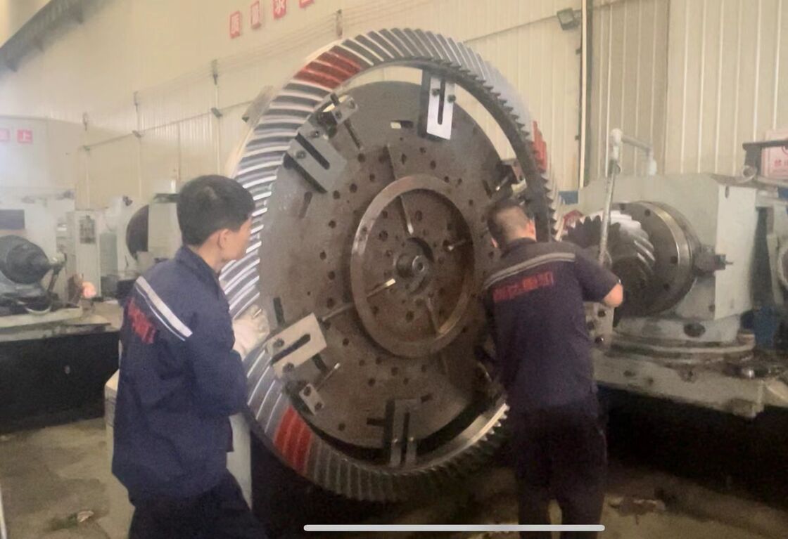 Roda Gigi Spiral Bevel Presisi Tinggi yang Dapat Disesuaikan dengan Kekerasan HRC 58-62 untuk Transmisi Tenaga Mekanis